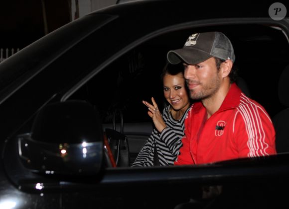Anna Kournikova et Enrique Iglesias quittent un restaurant à Miami, le 26 janvier 2012. Photo par KADENA PRESS / BESTIMAGE