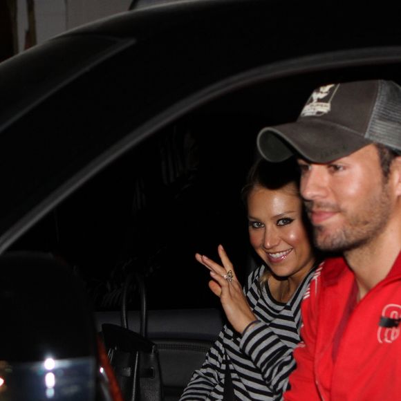 Anna Kournikova et Enrique Iglesias quittent un restaurant à Miami, le 26 janvier 2012. Photo par KADENA PRESS / BESTIMAGE
