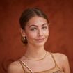Loin des différends sur l'héritage, la fille de Jean-Paul Belmondo, Stella (21 ans), se rapproche de son clan au soleil