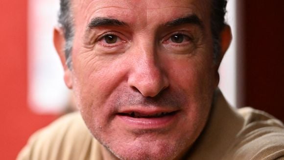 "Les bruits de couloir vont plus vite que moi" : Jean Dujardin réagit à cette image tenace qui lui colle à la peau