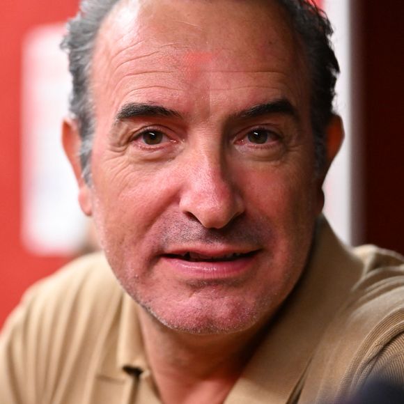 Jean Dujardin rétablit la vérité sur son côté fêtard.

Jean Dujardin, ému, au cinéma Jean Paul Belmondo à Nice où il a rendu hommage à son idole alors qu'il était avec le réalisateur Jan Kounen et l'actrice Marie Josée Croze, pour présenter en avant première, le film L'homme qui retrécit. © Bruno Bebert / Bestimage