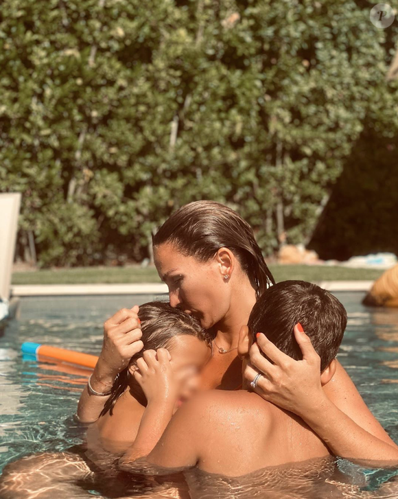 Tout se passe bien jusqu'au soir, où on lui apprend que son bébé est en train de faire une septicémie

Vitaa et ses deux fils Liham et Adam en vacances à Cannes. Août 2020.