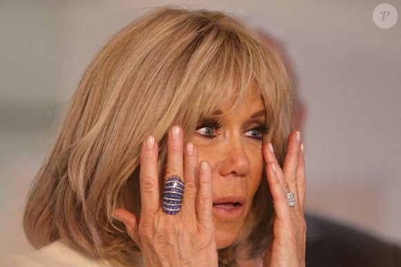 Brigitte Macron et Didier Deschamps au milieu des enfants hospitalisés au CHU de Bordeaux, à l'occasion du lancement de l'opération Pièces Jaunes 2025, le 8 janvier 2025. © Fabien Cottereau - Patrick Bernard/Bestimage