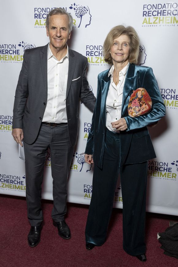 Bernard de La Villardière et sa femme Anne au photocall du concert du gala des 20 ans de la fondation Recherche Alzheimer "2 générations chantent pour la 3ème" à l'Olympia à Paris le 18 mars 2024.

© Cyril Moreau / Bestimage