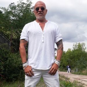 Pascal Obispo n'est pas uniquement chanteur.

Le chanteur et musicien français Pascal Obispo, photographié sur la Coulée verte dans le quartier Balard à Paris, France. 
Photo par Marc Charuel/Abaca