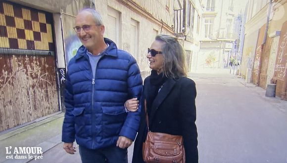 Gilles à la ferme avec ses prétendantes Isabelle et Pascaline dans "L'amour est dans le pré"