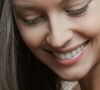 Les kits vendus dans le commerce présentent des résultats superficiels. Ils n'agissent pas en profondeur et trop les utiliser peut irriter et provoquer des sensibilités. 

Comment se blanchir les dents à domicile ?