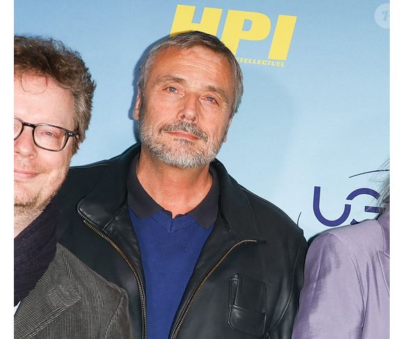 Et pour cause le scénariste Jean Nicolas, qui a notamment co-écrit la fiction "HPI" portée par Audrey Fleurot, a tiré son ultime révérence à l'âge de 63 ans, le 29 septembre 2025, 

Jean Nicolas, Alice Chegaray Breugnot et Mona Achache - Avant-première des 2 premiers épisodes de la saison 3 de "HPI" à l' UGC Normandie à Paris le 9 mai 2023. © Coadic Guirec/Bestimage