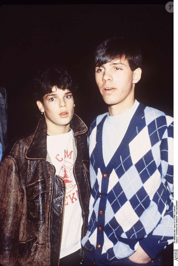 En effet, Stéphanie de Monaco a craqué pour Paul Belmondo, fils du géant du cinéma Jean-Paul Belmondo, alors qu'elle n'avait pas 18 ans... 

Stéphanie de Monaco et Paul Belmondo le 01 décembre 1980. Photo Bestimage