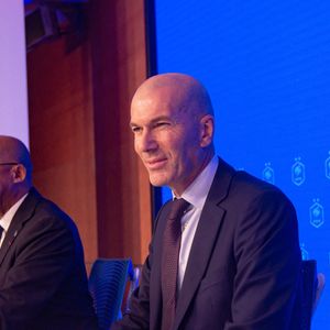 L'ancien international français de football Zinédine Zidane (à droite) s'exprime aux côtés du président de la Fédération française de football, Philippe Diallo (à gauche), lors d'une conférence de presse visant à le présenter comme le nouveau sélectionneur de l'équipe de France, au siège de la Fédération française de football (FFF) à Paris, le 28 juillet 2026.  © Baptiste Autissier/PsnewZ/Bestimage