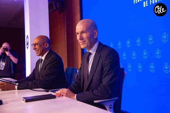 L'ancien international français de football Zinédine Zidane (à droite) s'exprime aux côtés du président de la Fédération française de football, Philippe Diallo (à gauche), lors d'une conférence de presse visant à le présenter comme le nouveau sélectionneur de l'équipe de France, au siège de la Fédération française de football (FFF) à Paris, le 28 juillet 2026.  © Baptiste Autissier/PsnewZ/Bestimage