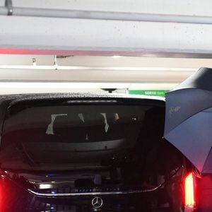 Elle devrait d'ailleurs entrer par une voie discrète, sous un dispositif de sécurité exceptionnel.

Arrivée sous très haute protection de Kim Kardashian à l'aéroport du Bourget la veille de son audition au procès de la rue tronchet des "Papys braqueurs" de Kim Kardashian à Paris le 12 mai 2025. @Agence / Bestimage