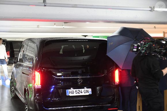 Elle devrait d'ailleurs entrer par une voie discrète, sous un dispositif de sécurité exceptionnel.

Arrivée sous très haute protection de Kim Kardashian à l'aéroport du Bourget la veille de son audition au procès de la rue tronchet des "Papys braqueurs" de Kim Kardashian à Paris le 12 mai 2025. @Agence / Bestimage