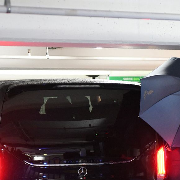 Elle devrait d'ailleurs entrer par une voie discrète, sous un dispositif de sécurité exceptionnel.

Arrivée sous très haute protection de Kim Kardashian à l'aéroport du Bourget la veille de son audition au procès de la rue tronchet des "Papys braqueurs" de Kim Kardashian à Paris le 12 mai 2025. @Agence / Bestimage