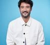Pour réaliser ces travaux manuels sous le soleil, l'artiste a opté pour un look atypique en simple slip de bain à motifs.

Trois ans après son deuxième album, Jérémy Frérot revient avec un titre touchant, « Adieu », dans lequel il chante sa rupture avec la nageuse et leur nouvelle vie de parents séparés de deux enfants. 
Crédit : Gaffiot-Moreau / Bestimage