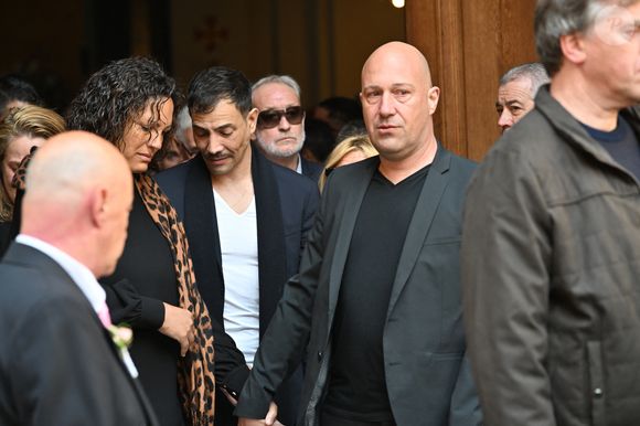 Julie et Christophe Mercy, Steevy Boulay - Sorties des obsèques de Loana Petrucciani dans la cathédrale Sainte-Réparate à Nice le 10 avril 2026. L'ancienne star de téléréalité a été retrouvée morte dans son appartement niçois par les autorités, le 25 mars dernier. © Bruno Bebert/Bestimage