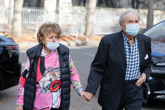 Pierre Perret et sa femme Simone Mazaltarim - Arrivées de l'émission "Vivement Dimanche Prochain" qui sera diffusée le 17 octobre 2021 au Studio Gabriel à Paris, France, le 13 octobre 2021. © Christophe Clovis / Bestimage