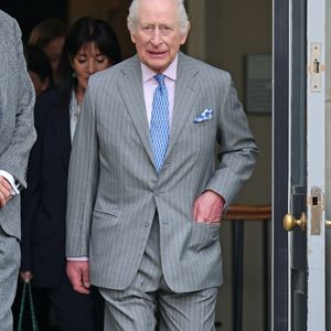 A cause d'effets secondaires liés à son traitement contre le cancer. 

Le roi Charles III d'Angleterre, visite l'exposition "Soil The World at our feet" à Somerset House à Londres, le 26 mars 2025. 
ALPHA AGENCY / BESTIMAGE