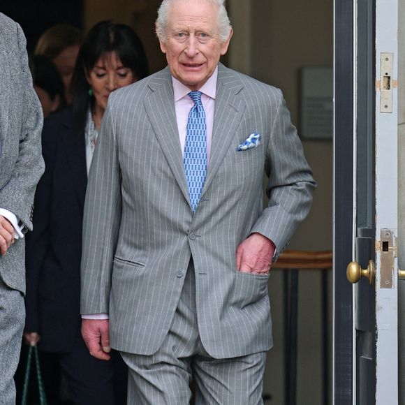 A cause d'effets secondaires liés à son traitement contre le cancer. 

Le roi Charles III d'Angleterre, visite l'exposition "Soil The World at our feet" à Somerset House à Londres, le 26 mars 2025. 
ALPHA AGENCY / BESTIMAGE