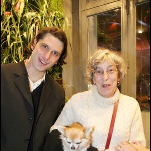 ANEMONE, SON FILS ET SON CHIEN TURLUTE - SOIREE D'INAUGURATION DE LA NOUVELLE AGENCE CLUB MED CHAMPS ELYSEES