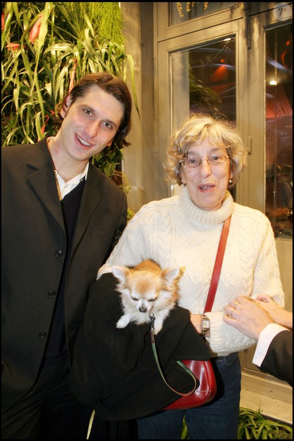 ANEMONE, SON FILS ET SON CHIEN TURLUTE - SOIREE D'INAUGURATION DE LA NOUVELLE AGENCE CLUB MED CHAMPS ELYSEES