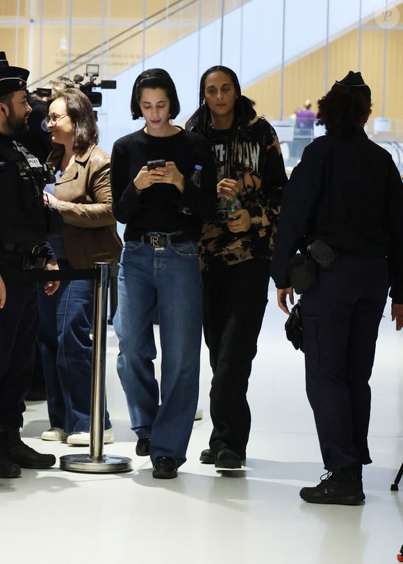 Iman Perez et Roxane Depardieu au procès de Gérard Depardieu pour agressions sexuelles sur deux femmes lors d'un tournage de film en 2021, au tribunal correctionnel de Paris, France, le 26 mars 2025. © Denis Guignebourg/Bestimage