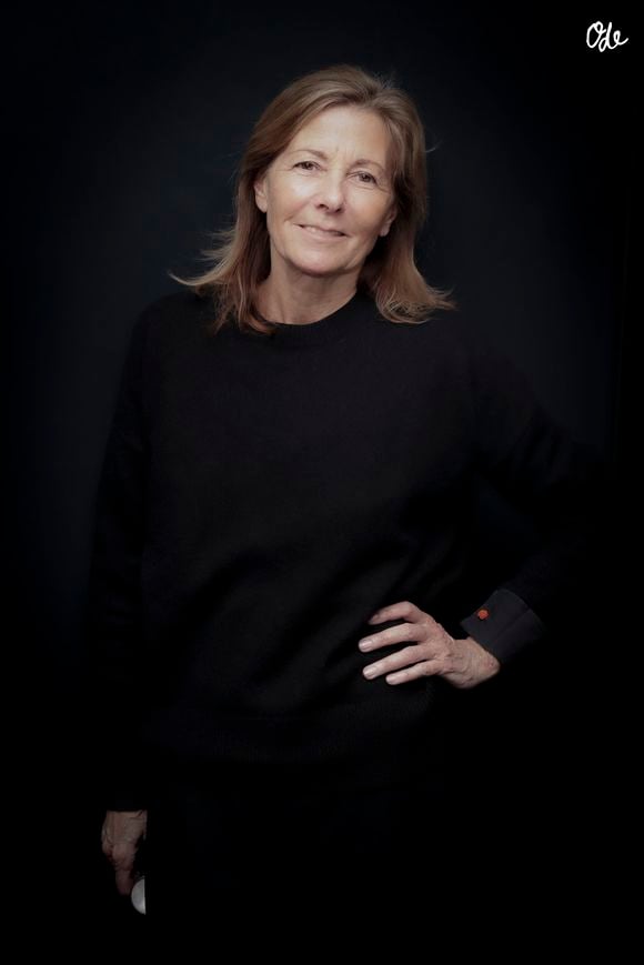 Habituée aux maquillages lourds de la télévision, elle s'impose en coulisses un nettoyage de peau quotidien extrêmement vigoureux.

Exclusif -  Claire Chazal dans le « 15h-16h30 » présenté par CS. Cohen et diffusé en direct sur Radio J, à Paris, France, le 28 mars 2024. © Jack Tribeca / Bestimage