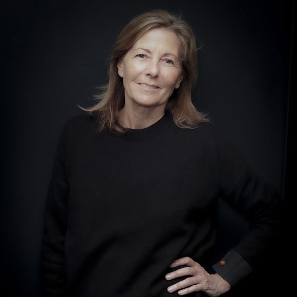 Habituée aux maquillages lourds de la télévision, elle s'impose en coulisses un nettoyage de peau quotidien extrêmement vigoureux.

Exclusif -  Claire Chazal dans le « 15h-16h30 » présenté par CS. Cohen et diffusé en direct sur Radio J, à Paris, France, le 28 mars 2024. © Jack Tribeca / Bestimage