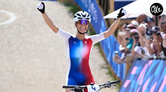 Pauline Ferrand-Prévot (FRA) célèbre sa victoire lors de l'épreuve de VTT des Jeux olympiques de 2024, sur la colline d'Élancourt, le 28 juillet 2024 à Paris, en France. Federico Pestellini-DPPI / Panoramic / Bestimage