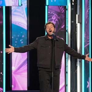 Claudio Capéo lors de la deuxième soirée de la 39ème édition du Téléthon sur France 2 aux Studios du Lendit à Saint-Denis, France, le 6 décembre 2025. Les trente heures du Téléthon 2025 s'achèvent sur un compteur de 83,5 millions d'euros. © Anne-Sophie Guebey/Bestimage
