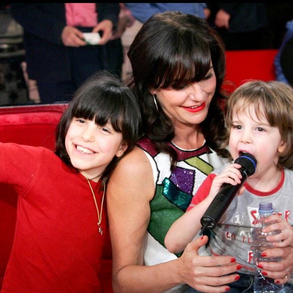 Lio et ses enfants Léa, Garance et Diego lors de l'émission "Vivement dimanche" consacrée aux chansons des années 80. Guillaume Gaffiot/Bestimage