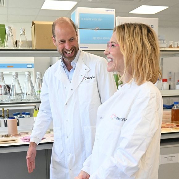 le prince William a su briller autrement

Le prince William, prince de Galles et Cate Blanchett sont en visite à la société Colorifix Limited, finaliste du prix Earthshot.
Colorifix Limited crée des teintures durables pour les vêtements à Norwich