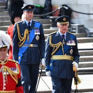 Alors qu'il a accédé au trône en 2022, certains se demandent si le prince William ne serait pas déjà sur le point de prendre sa place. 

 Le prince William, prince de Galles, Le roi Charles III d'Angleterre - Procession cérémonielle du cercueil de la reine Elisabeth II du palais de Buckingham à Westminster Hall à Londres, où les Britanniques et les touristes du monde entier pourront lui rendre hommage jusqu'à ses obsèques prévues le 19 septembre 2022. Le 14 septembre 2022. ©AGENCE / BESTIMAGE