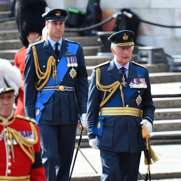 Alors qu'il a accédé au trône en 2022, certains se demandent si le prince William ne serait pas déjà sur le point de prendre sa place. 

 Le prince William, prince de Galles, Le roi Charles III d'Angleterre - Procession cérémonielle du cercueil de la reine Elisabeth II du palais de Buckingham à Westminster Hall à Londres, où les Britanniques et les touristes du monde entier pourront lui rendre hommage jusqu'à ses obsèques prévues le 19 septembre 2022. Le 14 septembre 2022. ©AGENCE / BESTIMAGE