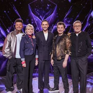 Kev Adams, Chantal Ladesou, Camille Combal, Michaël Youn, Laurent Ruquier dans la saison 9 de "Mask Singer 9" sur TF1. Photo : Laurent Vu / TF1