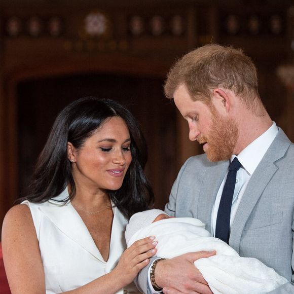 Le 8 mai 2019, le Duc et de la Duchesse de Sussex avec leur petit garçon (dont le nom a été annoncé plus tard comme Archie Harrison Mountbatten-Windsor), lors d'une séance de photos dans le St George's Hall au Château de Windsor dans le Berkshire. Photo : Dominic Lipinski/PA Wire
