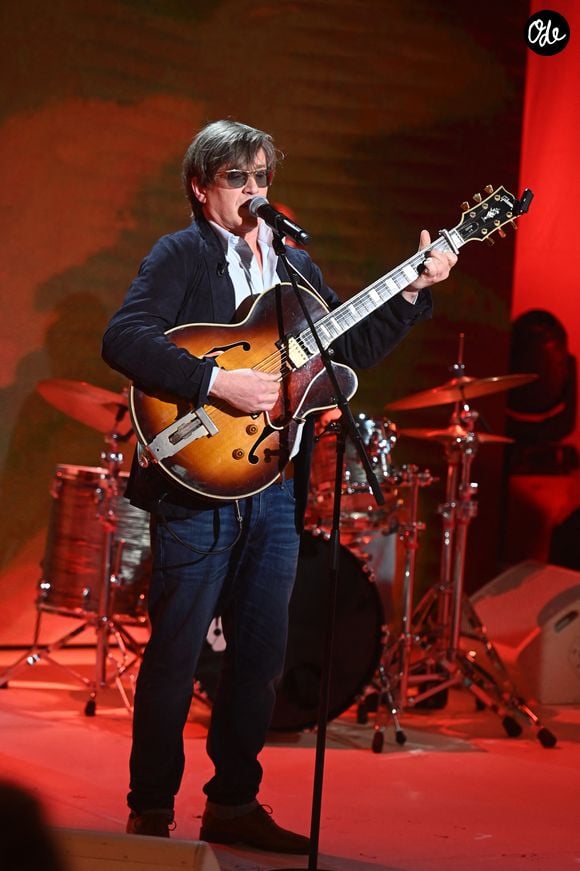 L'impossibilité de parler ou de téléphoner à sa mère continue notamment de lui peser, plus de deux ans après sa disparition.

Thomas Dutronc lors de l'enregistrement de l'émission Vivement dimanche au studio Rive gauche, présentée par M. Drucker, diffusée sur France 3, le 1er mars 2026, à Paris, France, le 18 février 2026.

© Guillaume Gaffiot/Bestimage