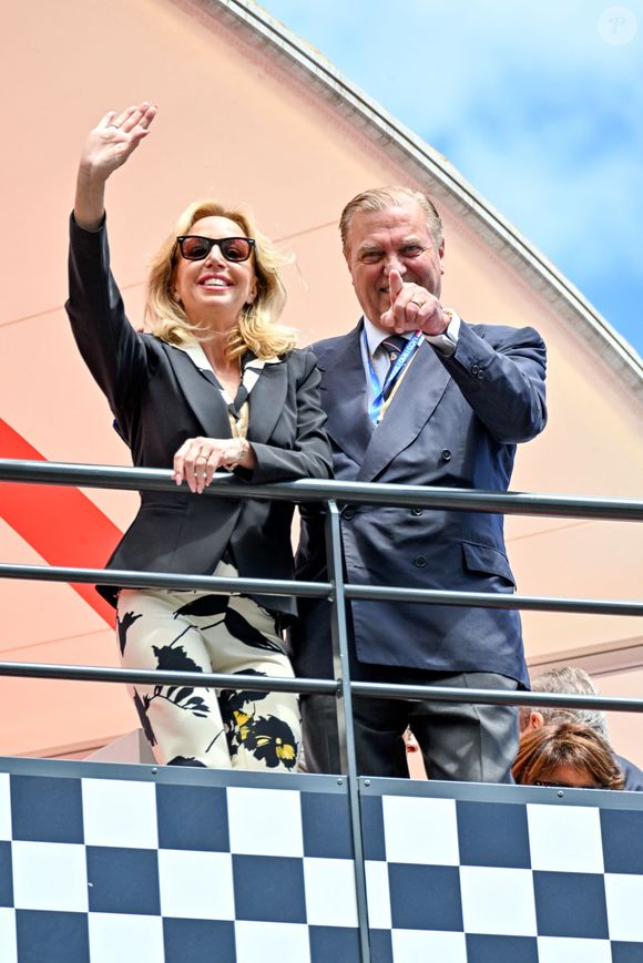 Ce E-Prix constitue d'ailleurs un rendez-vous désormais incontournable dans leur agenda mondain et sportif

Le prince et la princesse Charles et Camilla de Bourbon des Deux Siciles durant le Monaco E-Prix 2026, Round 10, le 17 mai 2026.  © Bruno Bebert / Bestimage