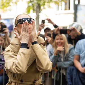 La chanteuse québécoise a atterri au Bourget à bord de son jet privé en provenance de Las Vegas.

Céline Dion acclamée par ses fans à son arrivée au palace Royal Monceau à Paris, le 28 août 2026. © CYRIL MOREAU / BESTIMAGE