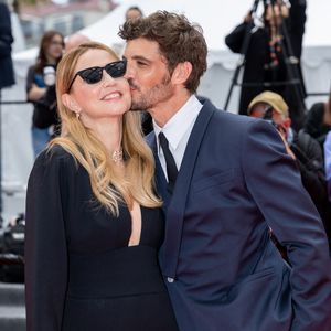 Virginie Efira et son compagnon Niels Schneider - Montée des marches du film " L'inconnue" lors du 79ème Festival International du Film de Cannes, le 18 mai 2026. © Jacovides-Moreau / Bestimage