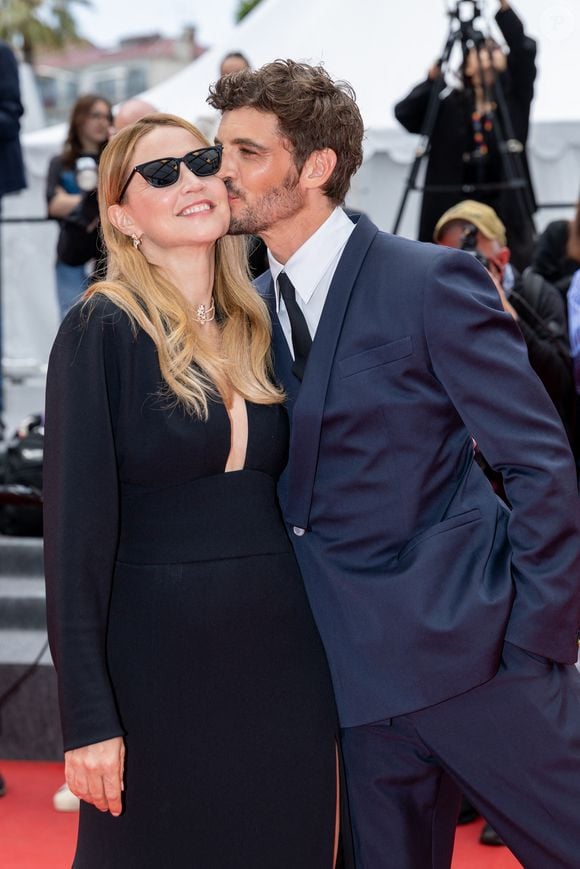 Virginie Efira et son compagnon Niels Schneider - Montée des marches du film " L'inconnue" lors du 79ème Festival International du Film de Cannes, le 18 mai 2026. © Jacovides-Moreau / Bestimage