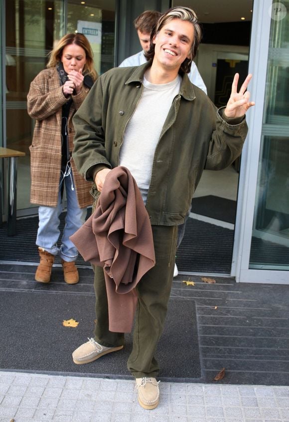 Alors que le rappeur s'apprête à partir en janvier prochain sur les routes d'une gigantesque tournée à travers la France, 

Orelsan quitte les studios de RTL à Paris le 17 octobre 2025.
© Jonathan Rebboah / Psnewz / Bestimage