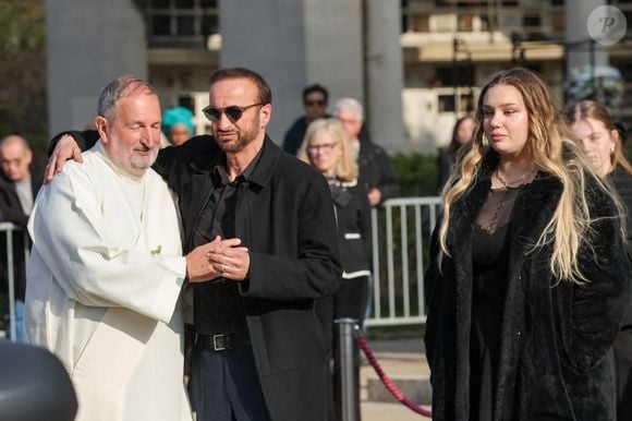 Le veuf Michel Ferracci et Milla Savarese, la fille de la défunte à la sortie des obsèques d'Emilie Dequenne au cimetière Père Lachaise à Paris, France, le 26 mars 2025. © Cyril Moreau/Bestimage