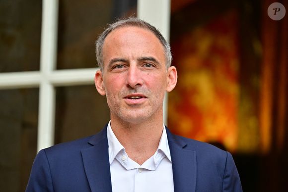 Raphaël Glucksmann, co-présidente du parti de centre-gauche Place Publique (PP), après une réunion avec le Premier ministre dans le cadre de consultations politiques à l'Hôtel de Matignon à Paris, France, le 2 septembre 2025, une semaine avant le vote de confiance de l'Assemblée nationale française. © Christian Liewig/Bestimage
