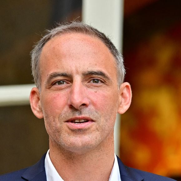 Raphaël Glucksmann, co-présidente du parti de centre-gauche Place Publique (PP), après une réunion avec le Premier ministre dans le cadre de consultations politiques à l'Hôtel de Matignon à Paris, France, le 2 septembre 2025, une semaine avant le vote de confiance de l'Assemblée nationale française. © Christian Liewig/Bestimage