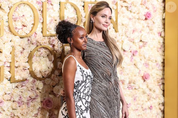 Le week-end dernier lors de sa remise de diplôme au Spelman College d’Atlanta, une université historiquement réservée aux femmes noires, Zahara, la fille aînée d’Angelina Jolie et de Brad Pitt, a annoncé abandonner le nom de son père.

Zahara Marley Jolie et sa mère Angelina Jolie arrivent à la 82ème cérémonie des Golden Globes qui se tient à l'hôtel Beverly Hilton le 5 janvier 2025 à Beverly Hills, Los Angeles, Californie, États-Unis.