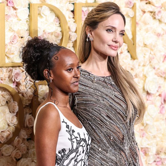 Le week-end dernier lors de sa remise de diplôme au Spelman College d’Atlanta, une université historiquement réservée aux femmes noires, Zahara, la fille aînée d’Angelina Jolie et de Brad Pitt, a annoncé abandonner le nom de son père.

Zahara Marley Jolie et sa mère Angelina Jolie arrivent à la 82ème cérémonie des Golden Globes qui se tient à l'hôtel Beverly Hilton le 5 janvier 2025 à Beverly Hills, Los Angeles, Californie, États-Unis.