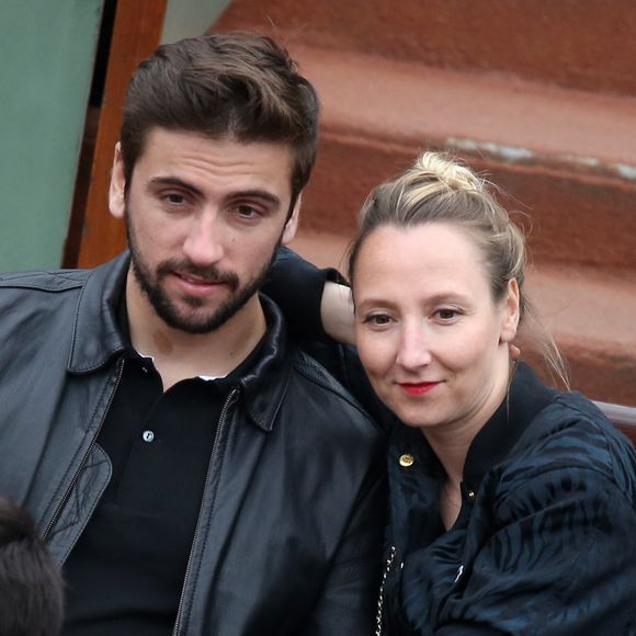 Audrey Lamy et son compagnon Thomas Sabatier aux Internationaux de France de tennis de Roland Garros à Paris le 1er juin 2014.