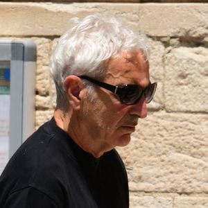 Une annonce simple mais forte, résumée en quelques mots : "Je me marie le lendemain…".

Raymond Domenech aux arrivées des Obsèques de Bernard Lacombe en l'église Saint-Louis de Fontaines-sur-Saône près de Lyon, France, le 25 juin 2025. © Romain Doucelin/Bestimage
