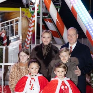 Les enfants du couple n'étaient pas présents mais étaient au spectacle et au marché de Noël avec leurs parents

Le Prince Albert II et la Princesse Charlène de Monaco, leurs enfants S.A.S. le Prince Jacques et S.A.S. la Princesse Gabriella avec Mélanie-Antoinette de Massy assistent à l'ouverture du Marché de Noël de Monaco, sur le port Herculis, par le Maire de Monaco Georges Marsan.  Monaco, le 5 décembre 2025. Photo by Olivier Huitel/Pool/ABACAPRESS.COM